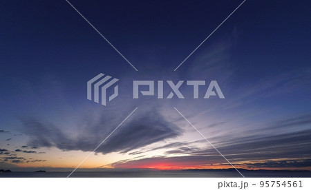 帯状の雲が残照した神秘的な薄暮の海岸夕景・秋・超広角・空主体・221011pm 95754561