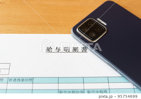 給与明細書とスマートフォン 給与デジタル払い デジタル給与 給与明細書とスマートフォン 給与デジタル払い デジタル給与 95754699