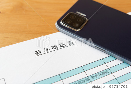 給与明細書とスマートフォン 給与デジタル払い デジタル給与 給与明細書とスマートフォン 給与デジタル払い デジタル給与 95754701