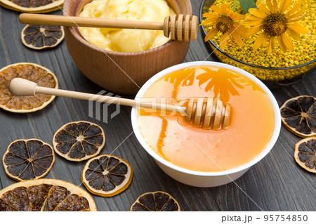 Fresh flower honey of different varieties, pollen and honeycomb with spoons Fresh flower honey of different varieties, pollen and honeycomb with spoons 95754850