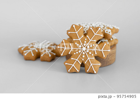 Christmas traditional gingerbread cookies decorated with sugar white icing, close-up soft focus Christmas traditional gingerbread cookies decorated with sugar white icing, close-up soft focus 95754905