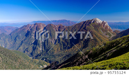 秋　南アルプス仙丈ヶ岳山頂からの風景　甲斐駒ヶ岳、八ヶ岳遠景 95755124