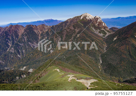 秋 南アルプス仙丈ヶ岳山頂からの風景 甲斐駒ヶ岳、八ヶ岳遠景 秋 南アルプス仙丈ヶ岳山頂からの風景 甲斐駒ヶ岳、八ヶ岳遠景 95755127