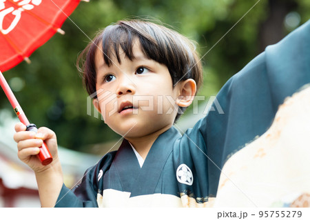 七五三詣　3歳の男の子 95755279