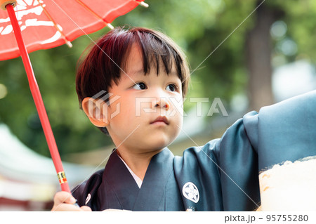 七五三詣　3歳の男の子 95755280