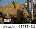地方から運ばれるスイカ 95755438