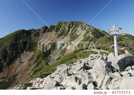 秋　南アルプス小仙丈岳からの仙丈岳山頂の風景 95755573