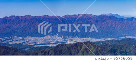 秋 南アルプス仙丈ヶ岳山頂からの風景 中央アルプスと御嶽山 白山遠景 秋 南アルプス仙丈ヶ岳山頂からの風景 中央アルプスと御嶽山 白山遠景 95756059