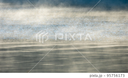 背景素材 水面から湧きあがる霧 テクスチャ 背景素材 水面から湧きあがる霧 テクスチャ 95756173