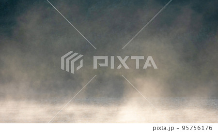 背景素材　 水面から湧きあがる霧　テクスチャ 95756176