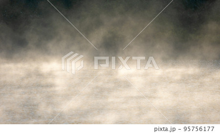 背景素材　 水面から湧きあがる霧　テクスチャ 95756177