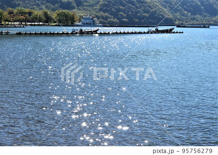 秋の十和田湖　遊覧船からの景色 95756279