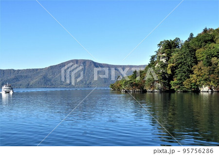 秋の十和田湖 95756286