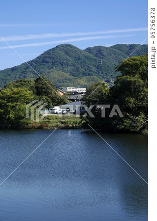 秋空と三池山と大牟田市露天掘り跡の水溜りの池 秋空と三池山と大牟田市露天掘り跡の水溜りの池 95756378