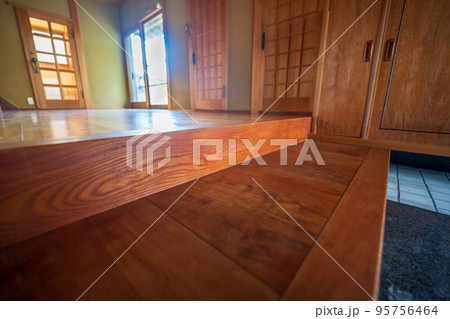 玄関の上がり框 95756464