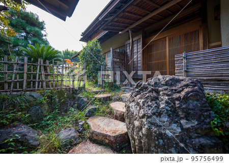 田舎の玄関先の庭石 95756499