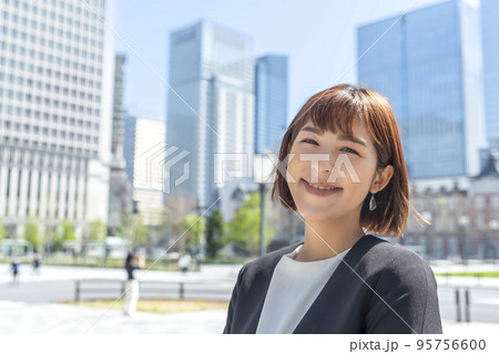 丸の内ビジネス街とビジネスウーマン 95756600