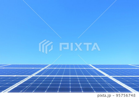 快晴の青空の下に並んだ太陽光パネル 快晴の青空の下に並んだ太陽光パネル 95756748