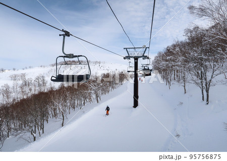 日本のスキー場でウインタースポーツを楽しむ人たち 日本のスキー場でウインタースポーツを楽しむ人たち 95756875