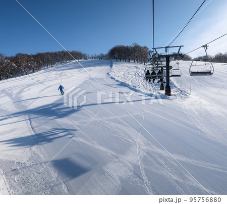 日本のスキー場でウインタースポーツを楽しむ人たち 日本のスキー場でウインタースポーツを楽しむ人たち 95756880