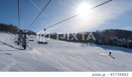 日本のスキー場でウインタースポーツを楽しむ人たち 日本のスキー場でウインタースポーツを楽しむ人たち 95756882