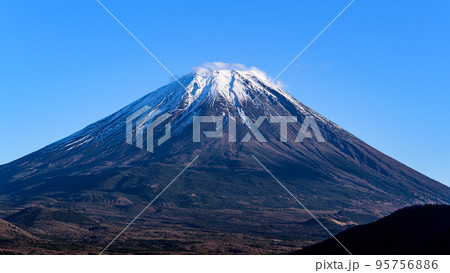雪化粧した富士山と快晴の空 95756886