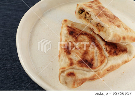 スリランカの食べ物　マール（フィッシュ）ロティ 95756917