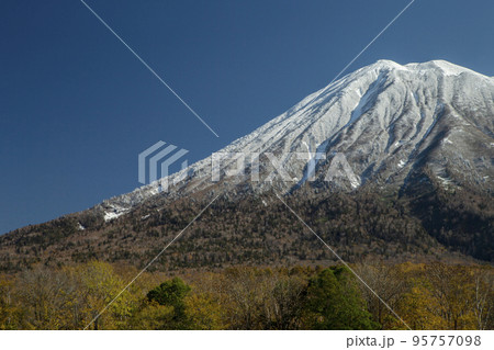 初冠雪の羊蹄山 初冠雪の羊蹄山 95757098