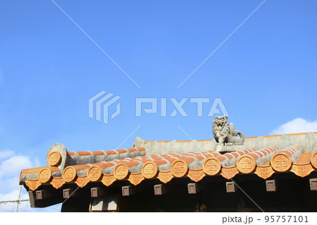 沖縄の住宅の赤瓦 沖縄の住宅の赤瓦 95757101