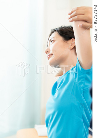 整体を受ける女性 95757143