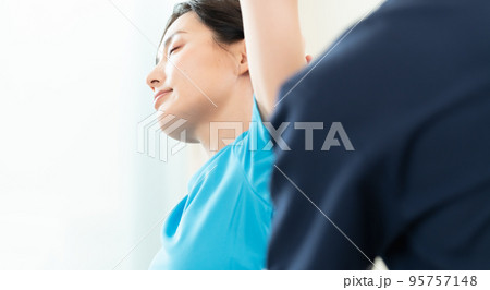 整体を受ける女性 整体を受ける女性 95757148