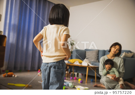 育児ストレスイメージ 年子 2人育児 育児ストレスイメージ 年子 2人育児 95757220