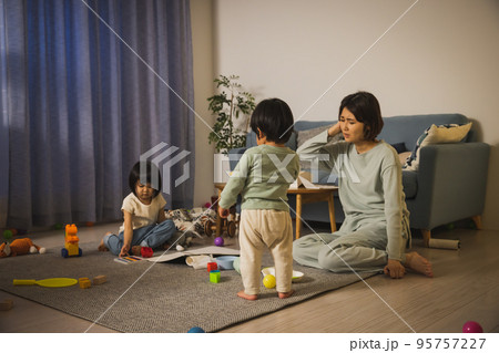 育児ストレスイメージ　年子　2人育児 95757227