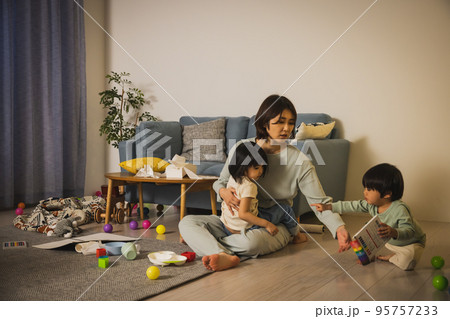 育児ストレスイメージ　年子　2人育児 95757233