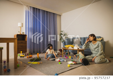 育児ストレスイメージ 年子 2人育児 育児ストレスイメージ 年子 2人育児 95757237