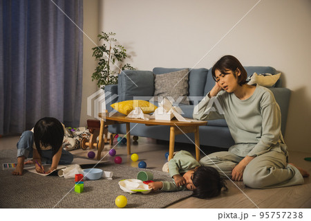 育児ストレスイメージ　年子　2人育児 95757238