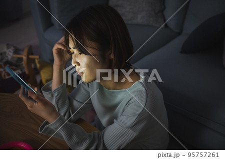 育児ストレスイメージ　スマートフォン 95757261