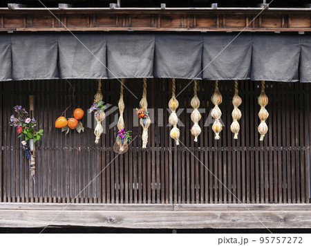 旧中山道 妻籠宿の町並み 軒先きに吊るされた「つとっこ柿」 旧中山道 妻籠宿の町並み 軒先きに吊るされた「つとっこ柿」 95757272