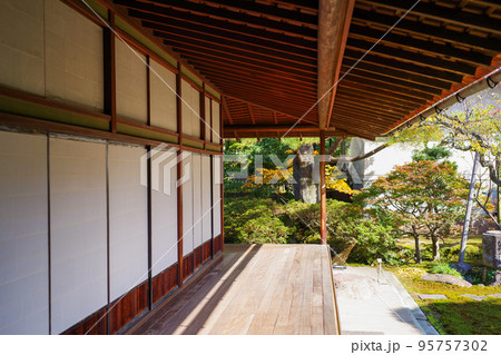 金沢市の成巽閣の庭園 95757302