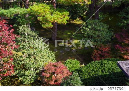 金沢市の成巽閣の庭園 金沢市の成巽閣の庭園 95757304