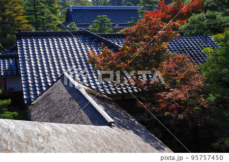 日本の石川県金沢市の「成巽閣」の屋根 日本の石川県金沢市の「成巽閣」の屋根 95757450