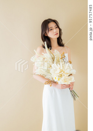 ウェディングドレス　ドライフラワーブーケ 95757485