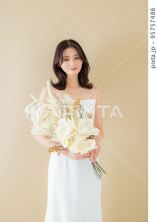 ウェディングドレス　ドライフラワーブーケ 95757486