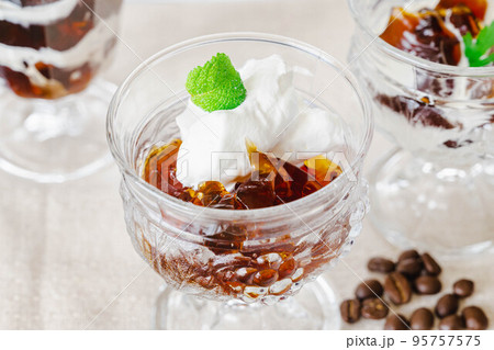 ホイップクリームをのせた手作りコーヒーゼリー 95757575