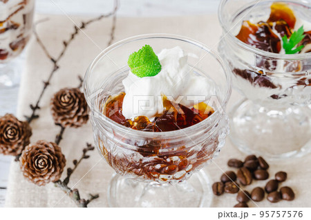 ホイップクリームをのせた手作りコーヒーゼリー 95757576