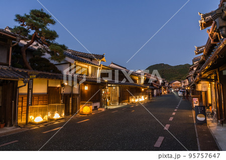 うだつの上がる町並みの夜景　（岐阜県美濃市） 95757647
