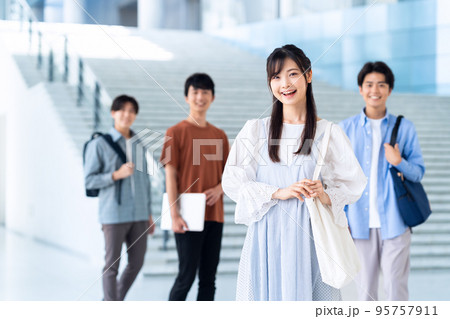 男性　友達　大学生　キャンパスライフ　学生　男女 95757911