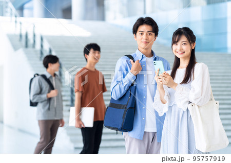 男性　友達　大学生　スマホ　キャンパスライフ　学生　男女 95757919