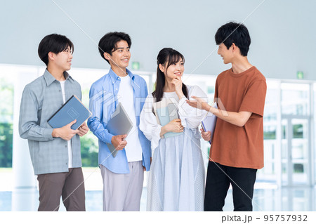 男性 友達 大学生 キャンパスライフ 学生 男女 男性 友達 大学生 キャンパスライフ 学生 男女 95757932