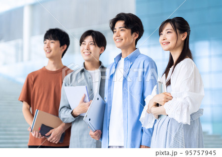 男性　友達　大学生　キャンパスライフ　学生　男女 95757945